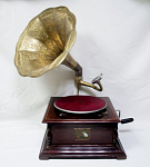 Граммофон с трубой  "His Master's Voice" реплика нач.ХХ в., корпус дерево, рабочий